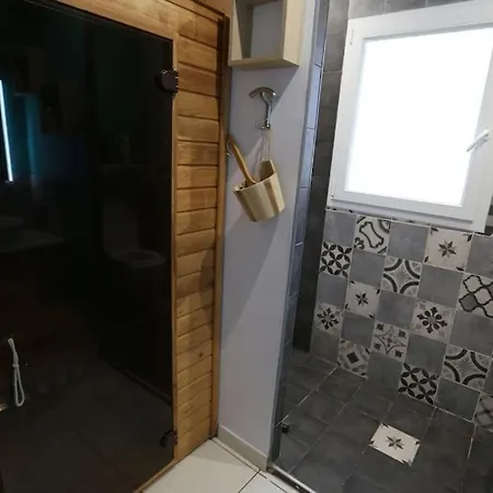 Jolie Maison Sauna Piscine Villa *